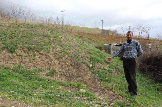 Bağına Gelen Çiftçi Şok Yaşadı, Hırsızlar Bir Şey Bulamayınca Direkleri Çaldı