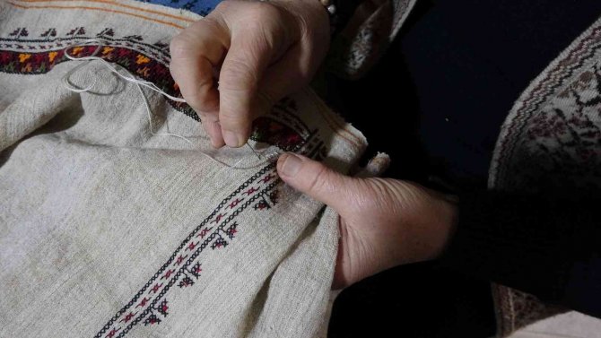 Çeyizlerden Çıkan Asırlık Ketenleri Yeniden İşliyor