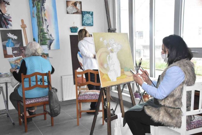 Sinoplu Kadınlar Yeteneklerini Tuvale Yansıtıyor