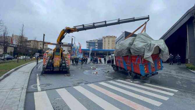 Şişli’de Yakıt Almaya Giden Kamyonet Yan Yattı, O Anlar Kamerada