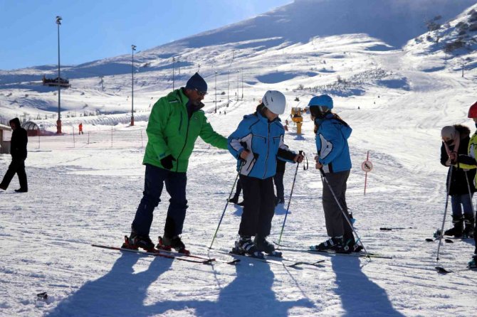 Vali, Milyarlık Tesisisin Kapılarını Köy Çocuklarına Ardına Kadar Açtı