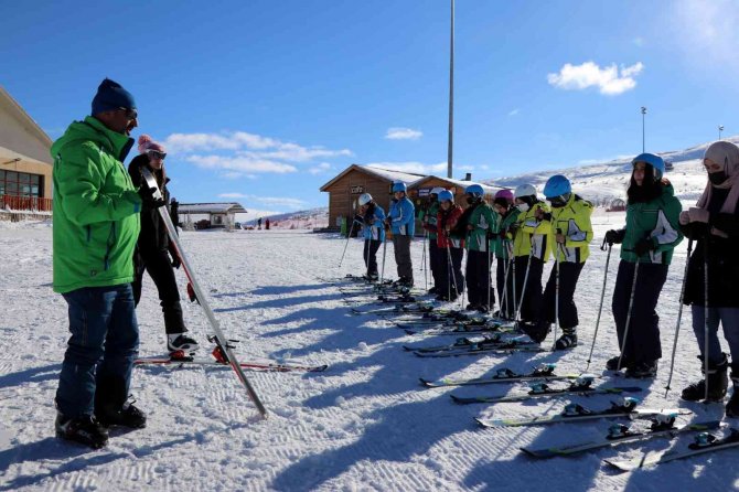 Vali, Milyarlık Tesisisin Kapılarını Köy Çocuklarına Ardına Kadar Açtı
