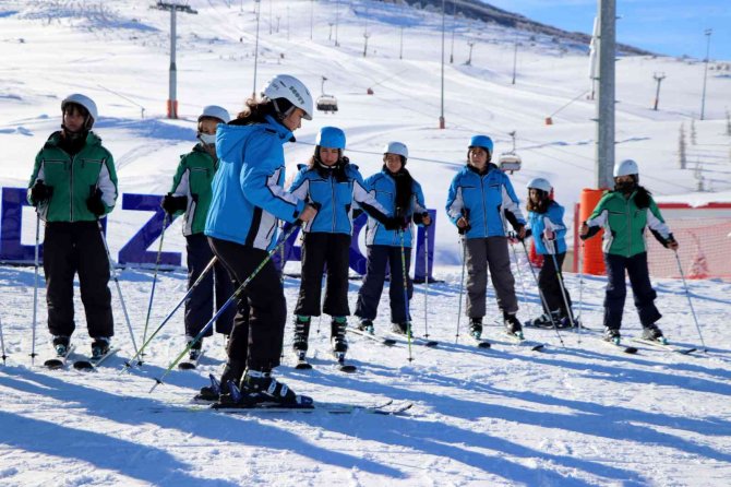 Vali, Milyarlık Tesisisin Kapılarını Köy Çocuklarına Ardına Kadar Açtı