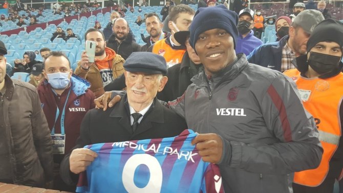 83 Yaşındaki Trabzonspor Taraftarı Halit Aygün, Nwakaeme İle Buluştu