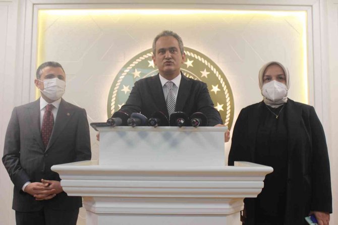 Bakan Özer: "Yüz Yüze Eğitime Kararlılıkla Devam Edeceğiz"
