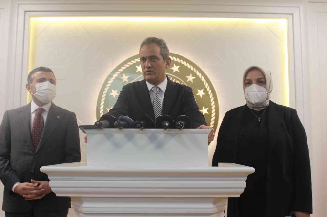 Bakan Özer: "Yüz Yüze Eğitime Kararlılıkla Devam Edeceğiz"