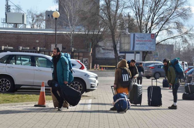 Türk Vatandaşları 48 Saatten Fazla Ukrayna-polonya Sınırında Mahsur Kaldı