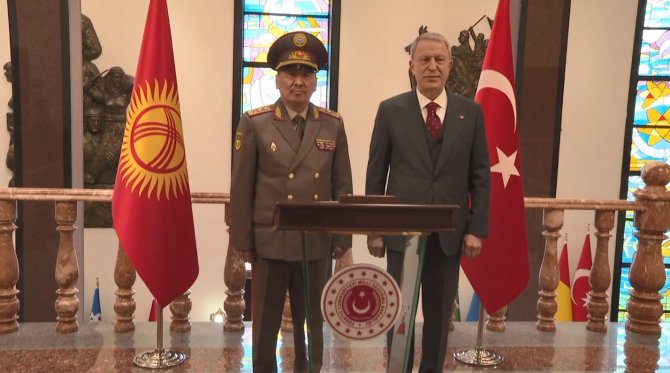 Milli Savunma Bakanı Akar, Kırgızistan Savunma Bakanı Bekbolotov İle Görüştü