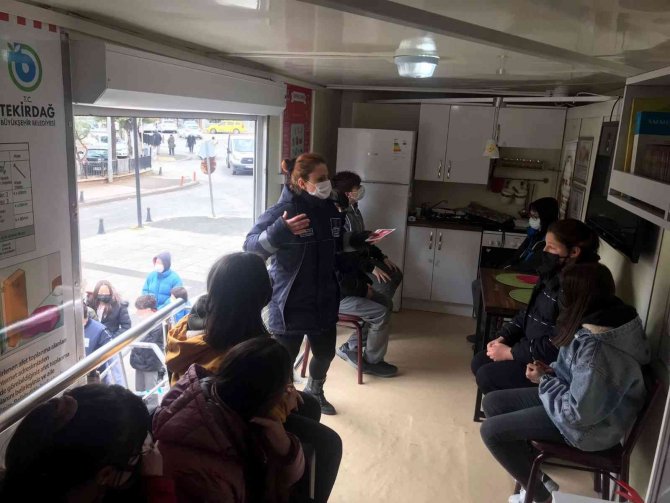 Uzunköprü’de Gezici Deprem Simülasyon Tırı Vatandaşları Bilgilendirdi