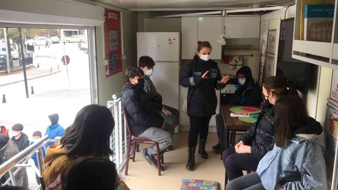 Uzunköprü’de Gezici Deprem Simülasyon Tırı Vatandaşları Bilgilendirdi