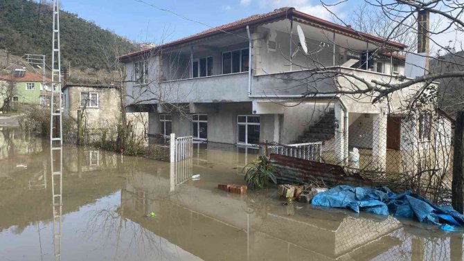 Mahalleyi Su Basmıştı, Suyu Tahliye Çalışması Sürüyor