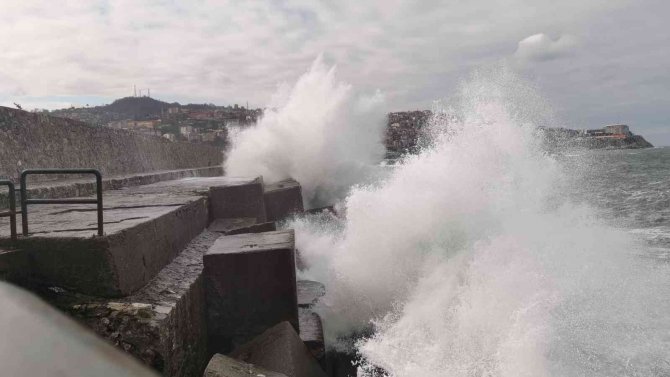 Zonguldak’ta Dalgalar Liman Duvarına Ulaştı