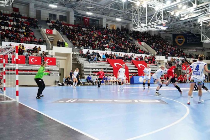 A Milli Kadın Hentbol Takımı, İ̇zlanda’yı 30-29 Yendi