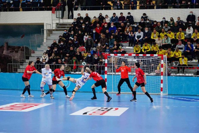 A Milli Kadın Hentbol Takımı, İ̇zlanda’yı 30-29 Yendi