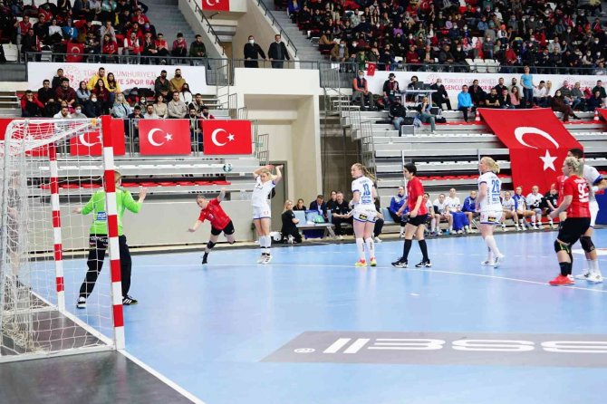A Milli Kadın Hentbol Takımı, İ̇zlanda’yı 30-29 Yendi