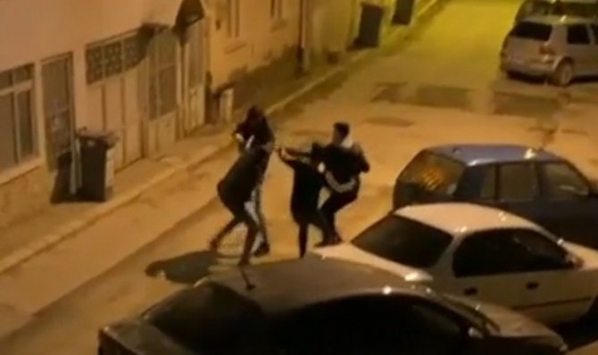7 Kişi 1 Gence Böyle Saldırdı