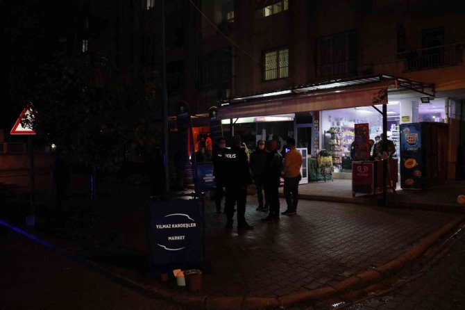 Kaldırımda Yürürken Uğradıkları Silahlı Saldırıda Yaralanan 2 Kişi Tekel Bayiye Sığındı