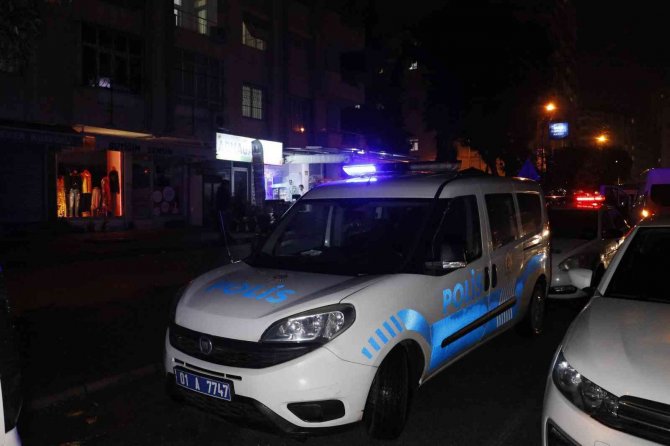 Kaldırımda Yürürken Uğradıkları Silahlı Saldırıda Yaralanan 2 Kişi Tekel Bayiye Sığındı