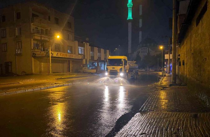 Akdeniz Belediyesi Ekipleri, Günde 400 Ton Çöp Topluyor
