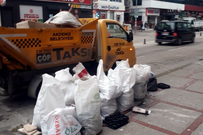 Akdeniz Belediyesi Ekipleri, Günde 400 Ton Çöp Topluyor