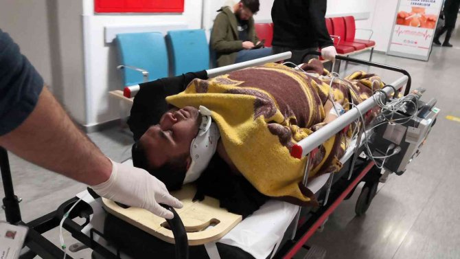 Kazada Kabini Hurdaya Dönen Kamyon Sürücüsü Ağır Yaralandı