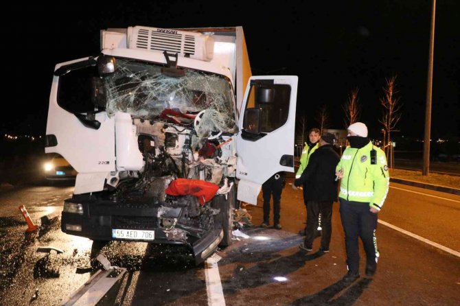 Kazada Kabini Hurdaya Dönen Kamyon Sürücüsü Ağır Yaralandı