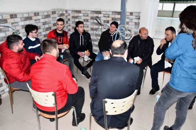 Altınova’da Üniversitelilerle Samimi Buluşma