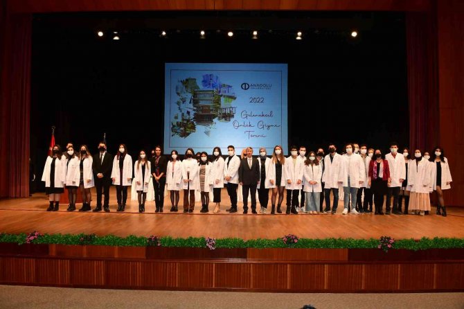 Eczacılık Fakültesi Öğrencileri Rektör Erdal’ın Katıldığı Törenle Önlüklerini Giydi