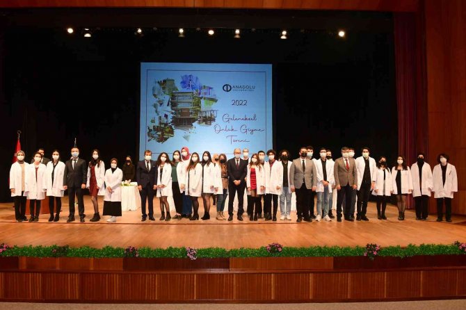 Eczacılık Fakültesi Öğrencileri Rektör Erdal’ın Katıldığı Törenle Önlüklerini Giydi