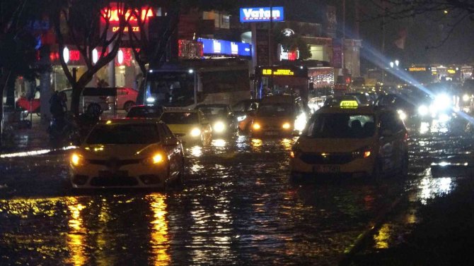 Antalya’da Yollar Nehre Döndü, Rögarlardan Sular Taştı, Araçlar Yollarda Kaldı