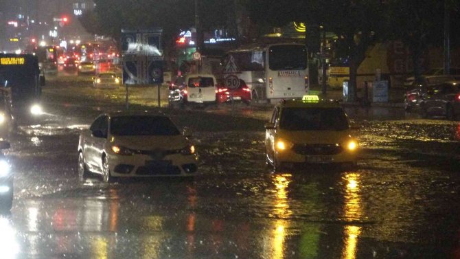 Antalya’da Yollar Nehre Döndü, Rögarlardan Sular Taştı, Araçlar Yollarda Kaldı