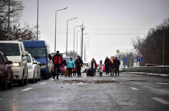 Ukraynalılar Romanya Sınırını Yürüyerek Geçmeye Çalışıyor