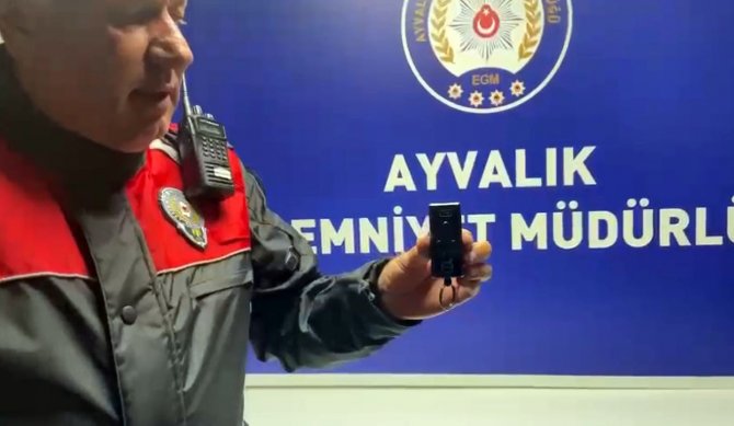 Ayvalık’ta Anahtarlık Şeklinde Tabanca Ele Geçirildi