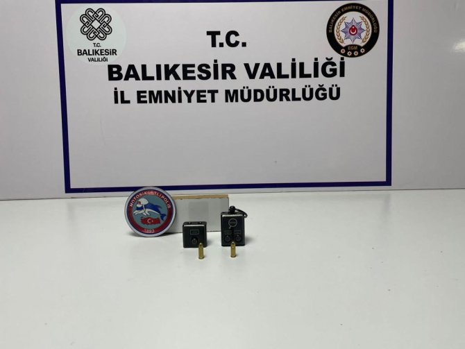 Ayvalık’ta Anahtarlık Şeklinde Tabanca Ele Geçirildi