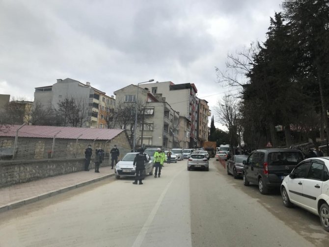 Bilecik’te Otomobil Aynası Çarpan Lise Öğrencisi Yaralandı