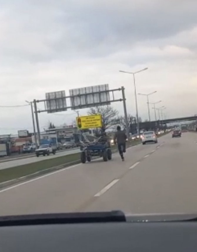 Bursa’da Sürücüsüz At Arabası Trafiği Birbirine Kattı