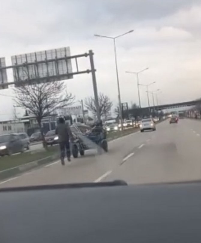 Bursa’da Sürücüsüz At Arabası Trafiği Birbirine Kattı