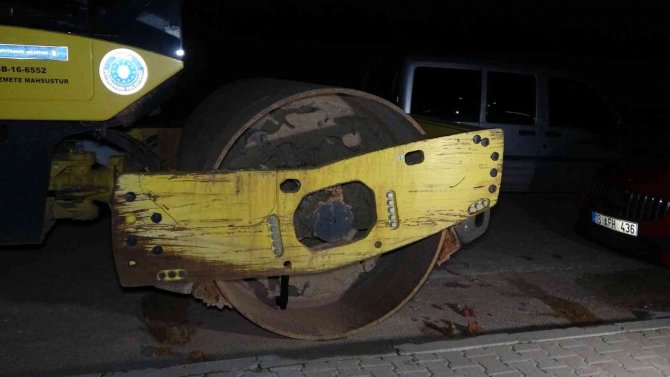 Bursa’da Sokakta Yürüyen 2 Kişiyi Pompalı Tüfekle Yaraladılar, Silahları Asfalt Silindirine Saklayıp Kayıplara Karıştılar
