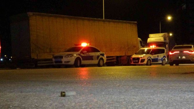 Bursa’da Sokakta Yürüyen 2 Kişiyi Pompalı Tüfekle Yaraladılar, Silahları Asfalt Silindirine Saklayıp Kayıplara Karıştılar