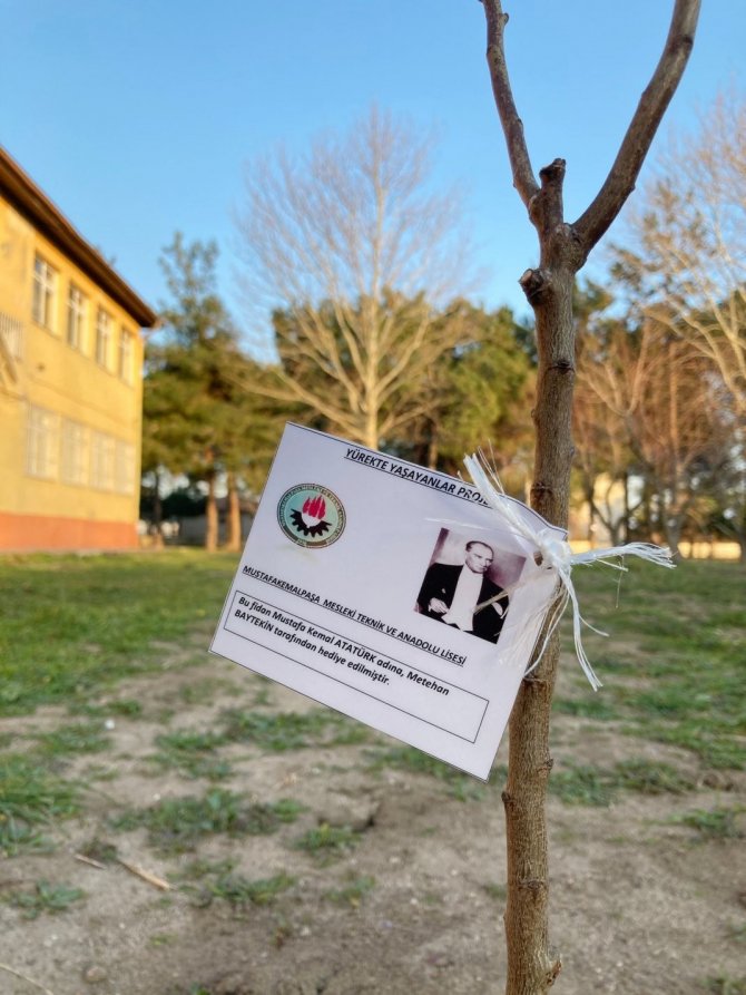 7 Okulun Öğrencileri Meyve Fidanlarını Toprakla Buluşturdu