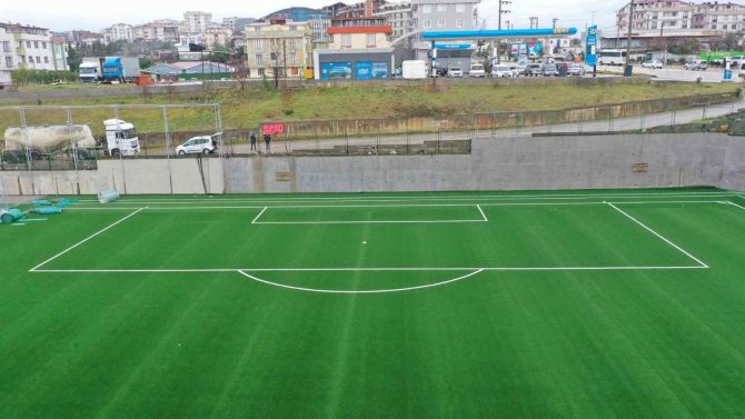 Darıca Nene Hatun Stadı’ndaki Batı Sahasının Çimleri Serildi