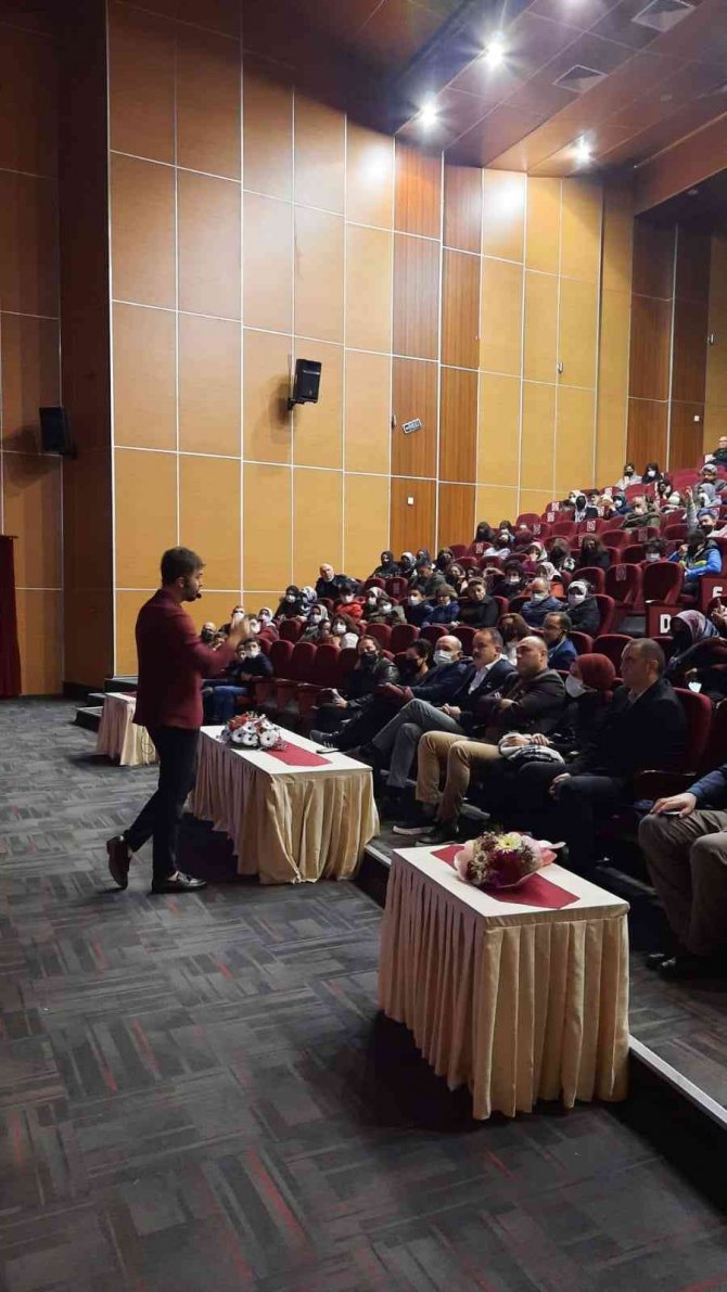 Eğitimci-yazar Dinç Öğrencilerle Buluştu