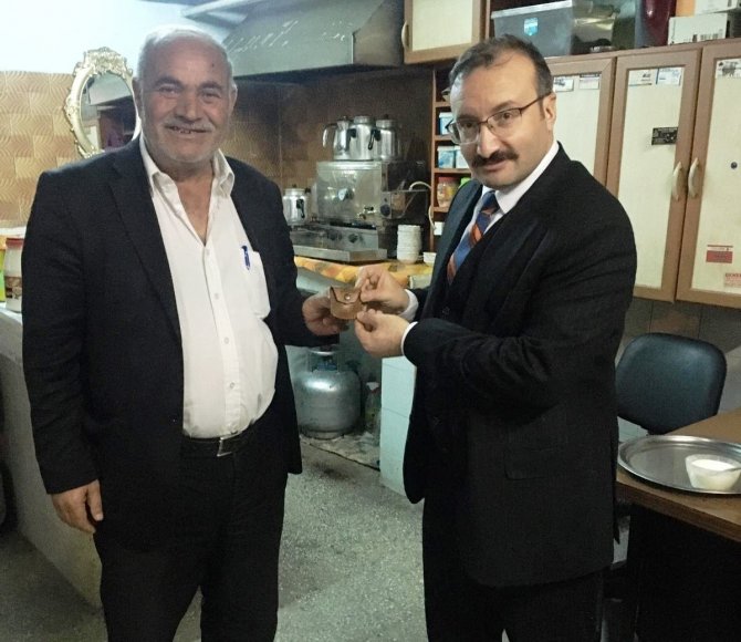 Emet Belediyesi’nden İ̇stiklal Marşının Yazılı Olduğu Bez Flama Dağıtımı