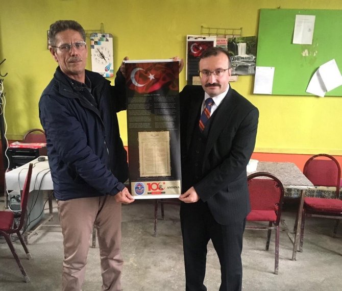 Emet Belediyesi’nden İ̇stiklal Marşının Yazılı Olduğu Bez Flama Dağıtımı