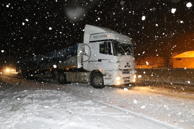 Erzincan’ın Yüksek Rakımlı Geçit Noktalarında Kar, Tipi Etkili Oldu