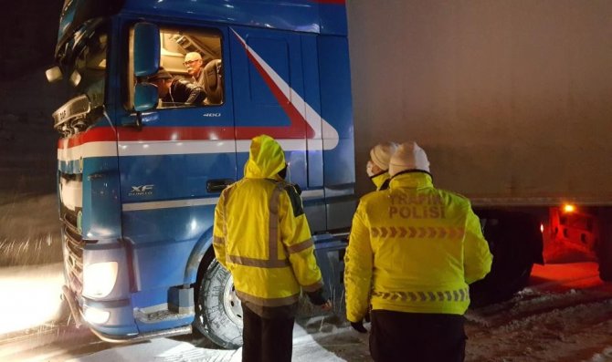 Erzincan’ın Yüksek Rakımlı Geçit Noktalarında Kar, Tipi Etkili Oldu
