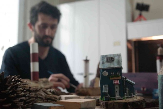 Sokaktan Topladığı Tahta Parçalarını Sanat Eserine Dönüştürüyor