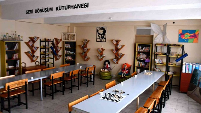 Söke’deki Okul Kütüphanesinin Tüm Malzemeleri Geri Dönüşümden