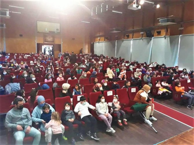 Gölcük’te Çocuklar Tiyatro İle Eğleniyor