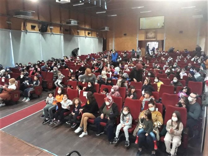 Gölcük’te Çocuklar Tiyatro İle Eğleniyor